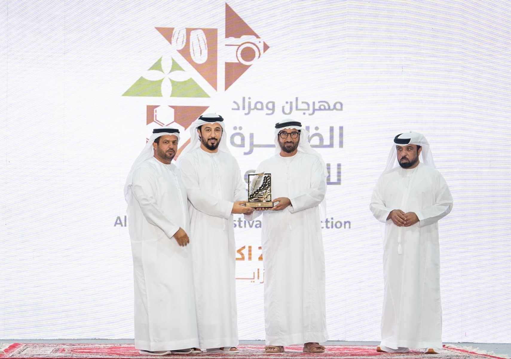 مهرجان ومزاد الظفرة للتمور يكرم شركاء النجاح