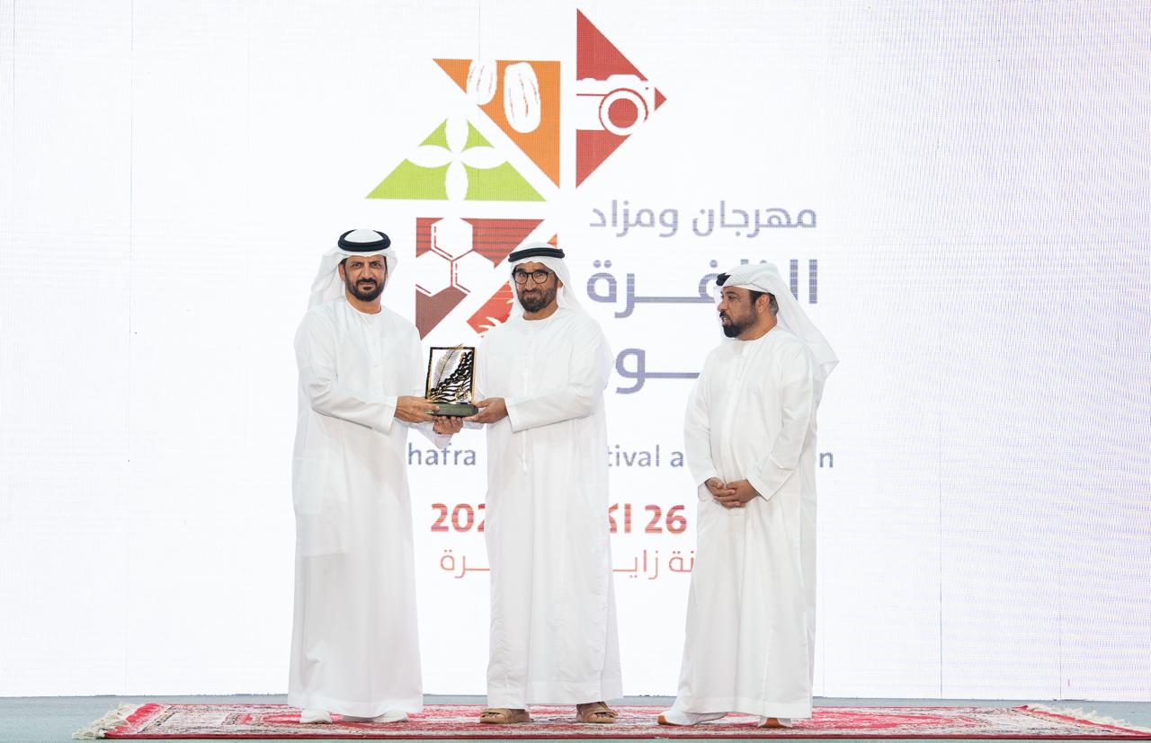 الظفرة للتمور: 445 مشاركاً في مسابقتي الرسم والتصوير