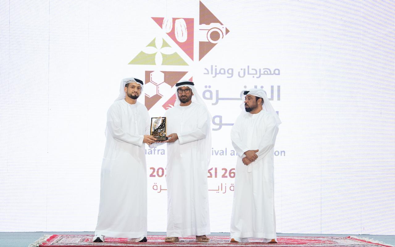 الظفرة للتمور: 445 مشاركاً في مسابقتي الرسم والتصوير