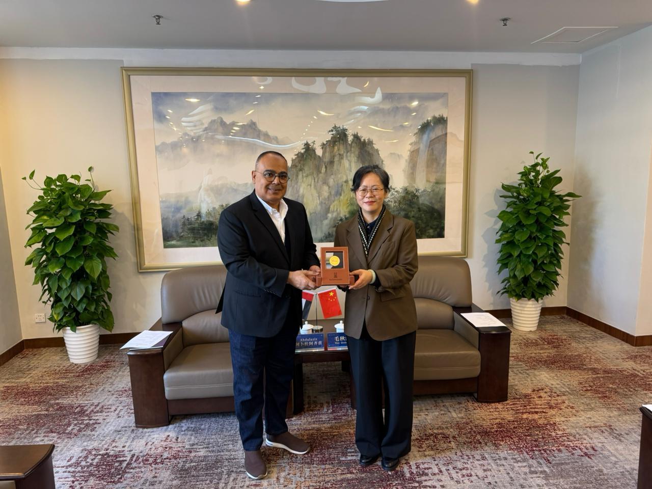 وفد الشارقة للتراث يعزّز التعاون الأكاديمي مع جامعة تشيجيانغ الصينية لتطوير برامج اللغة العربية