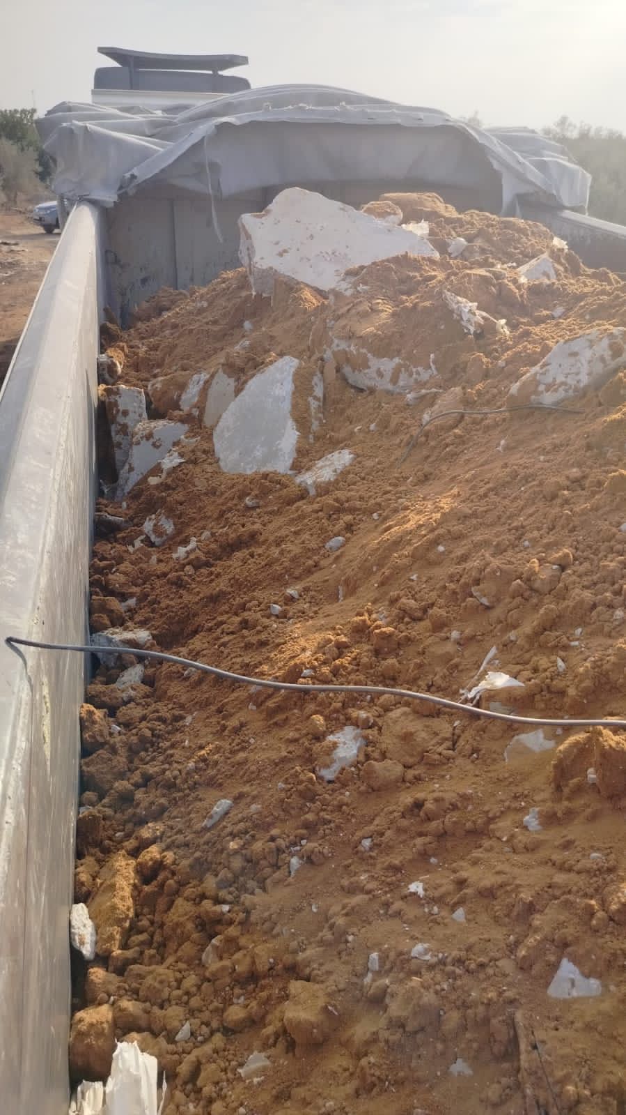 قلقيلية: سلطة جودة البيئة تضبط شاحنتين إسرائيليتين محملتين بمخلفات هدم وبناء وتعيدهما إلى مصدرهما داخل أراضي عام 1948