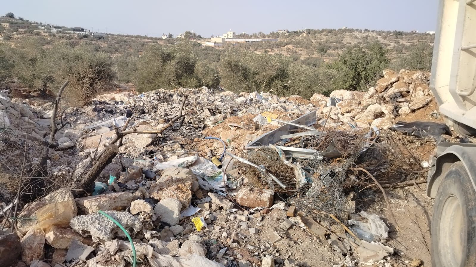 قلقيلية: سلطة جودة البيئة تضبط شاحنتين إسرائيليتين محملتين بمخلفات هدم وبناء وتعيدهما إلى مصدرهما داخل أراضي عام 1948