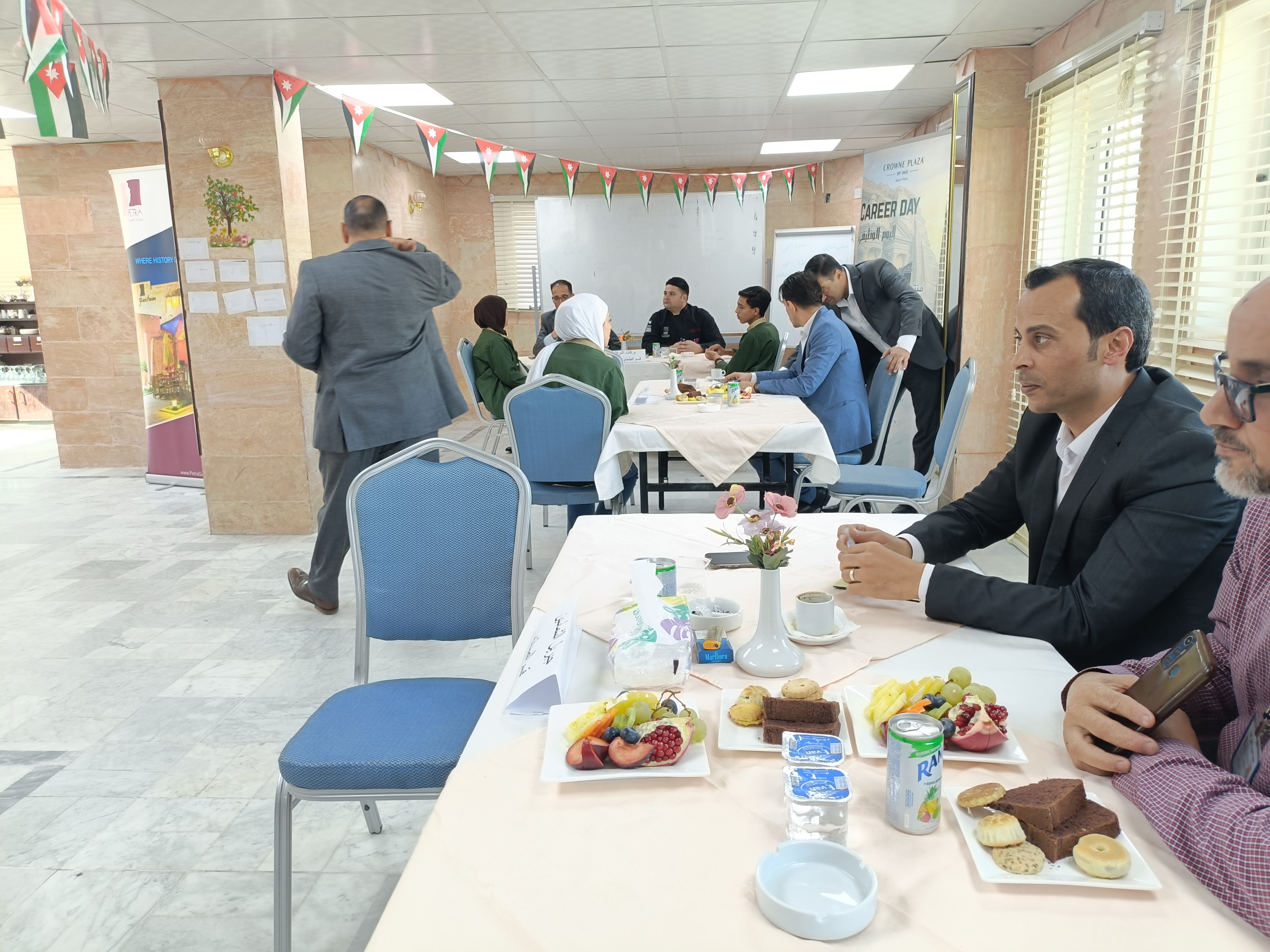 معهد تدريب مهني البترا يعقد يوم وظيفي بالتعاون مع فندق كراون بلازا للحصول على فرص عمل في القطاع الفندقي