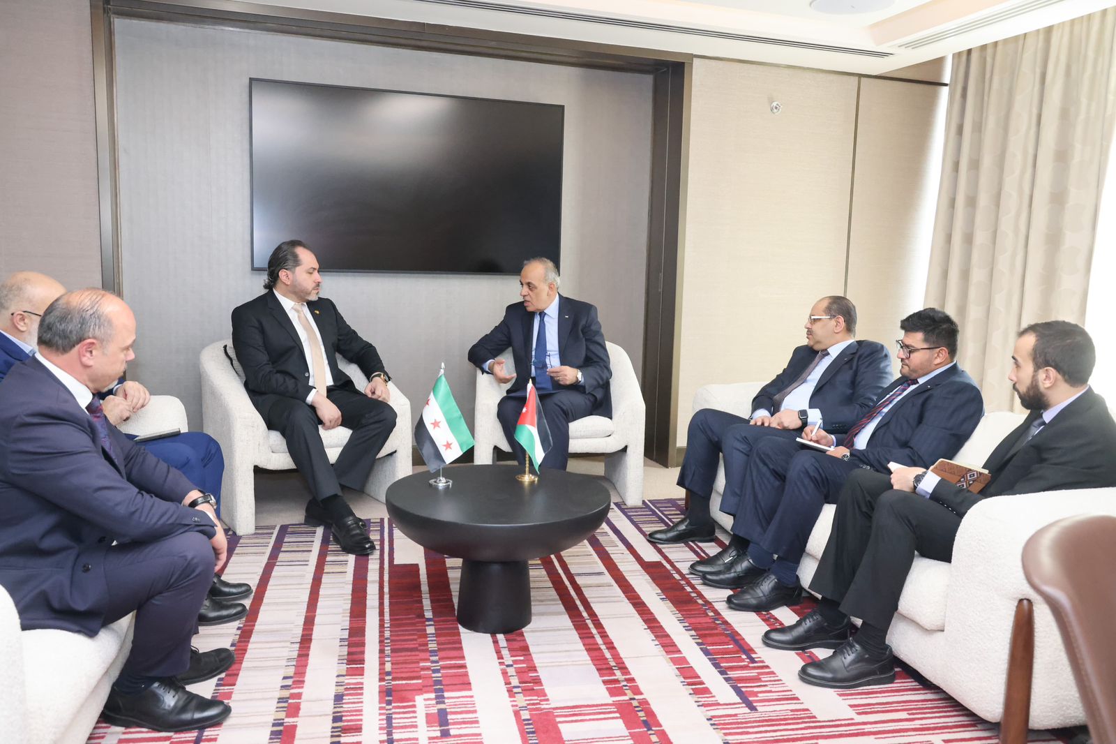 وزير السياحة والآثار يترأس جلسة شؤون الأعضاء المنتسبين لمنظمة الأمم المتحدة للسياحة ويجري لقاءات مع الأمين العام للمنظمة وعدد من وزراء السياحة