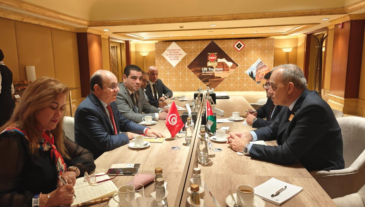 وزير السياحة والآثار يترأس جلسة شؤون الأعضاء المنتسبين لمنظمة الأمم المتحدة للسياحة ويجري لقاءات مع الأمين العام للمنظمة وعدد من وزراء السياحة