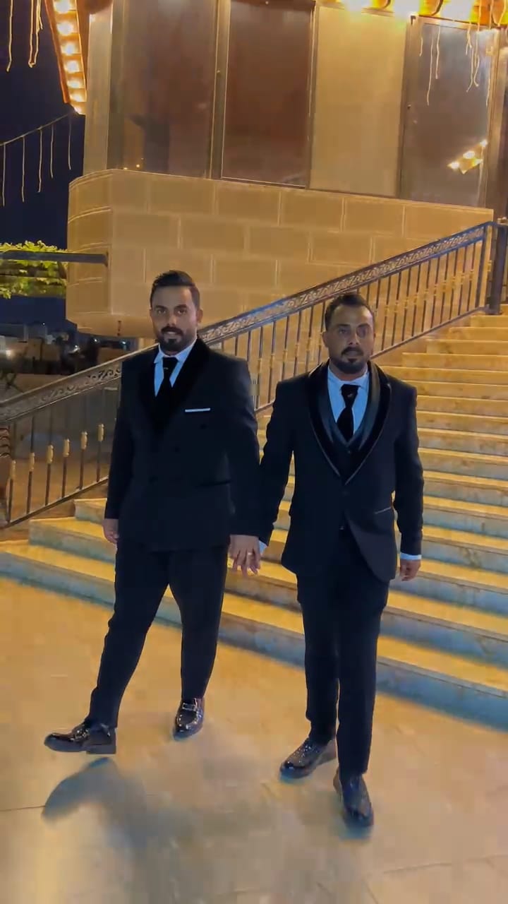 حامد آل الصالح يهنئ أبناء المرحوم أخيه هشام آل الصالح بزفافهما