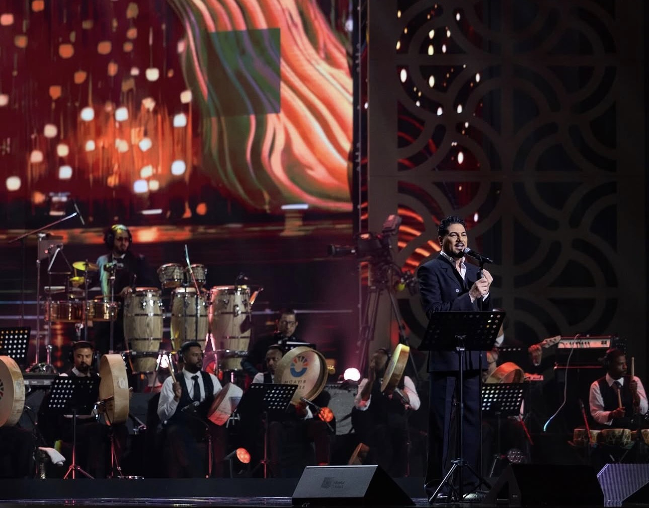 وليد الشامي يشعل مسرح محمد عبده في موسم الرياض  واغنية الرياض والحلّه تتصدر الترند
