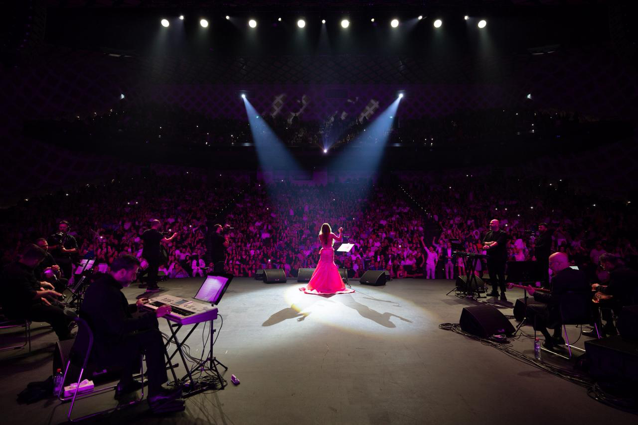 تستعد لحفلين قادمين بين قطر والإمارات نجوى كرم تغزل من أنغامها فرحاً وتُبهج ليلتين بحضورٍ طغى عليه التفاعل اللافت في سيدني