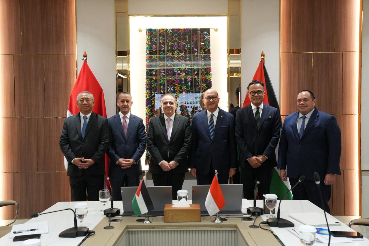 على هامش زيارة جلالة الملك إلى إندونيسيا، وزير الاستثمار يبحث فرص التعاون مع وزير الاستثمار - الرئيس التنفيذي للصندوق السيادي الإندونيسي