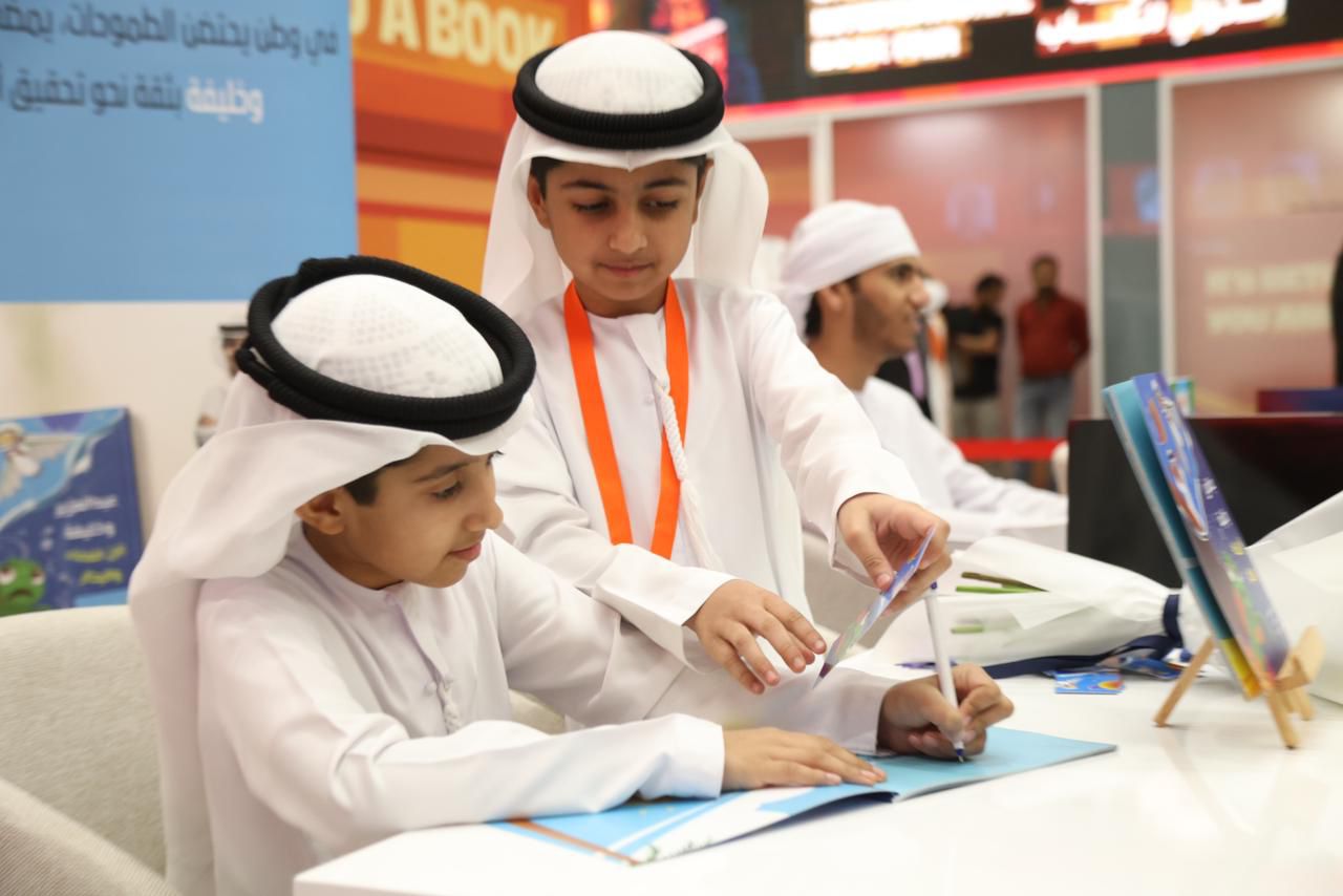 أدباء صغار .. يخطّون طريقهم إلى العالم بلغاتهم الأولى  أدباء صغار يفتحون أبواب العالم باللغتين 