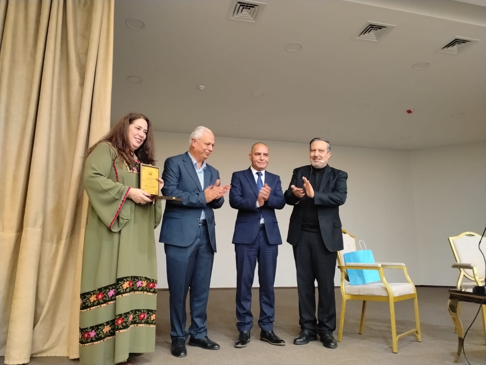 الأمسية الشعرية قصائد حب للأرض والإنسان  للشاعر زاهي وهبي ببيت الفحيص