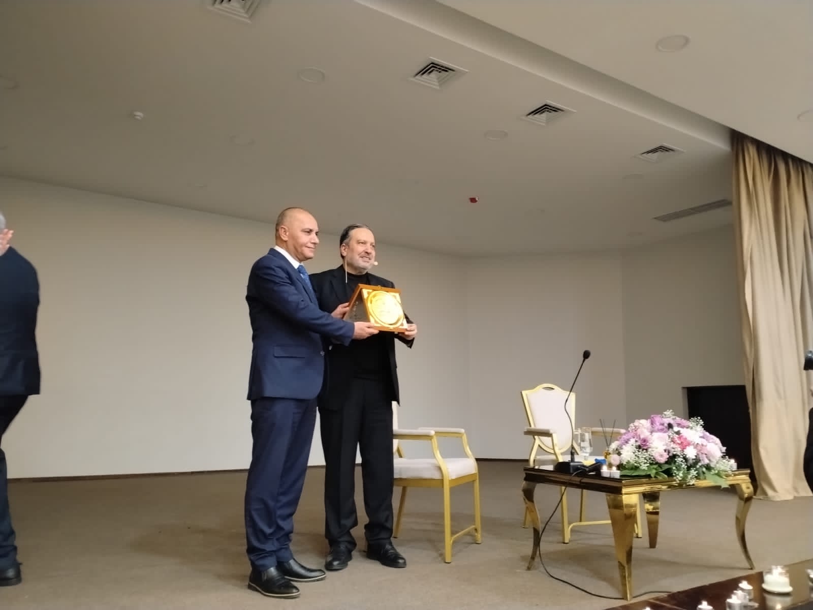 الأمسية الشعرية قصائد حب للأرض والإنسان  للشاعر زاهي وهبي ببيت الفحيص