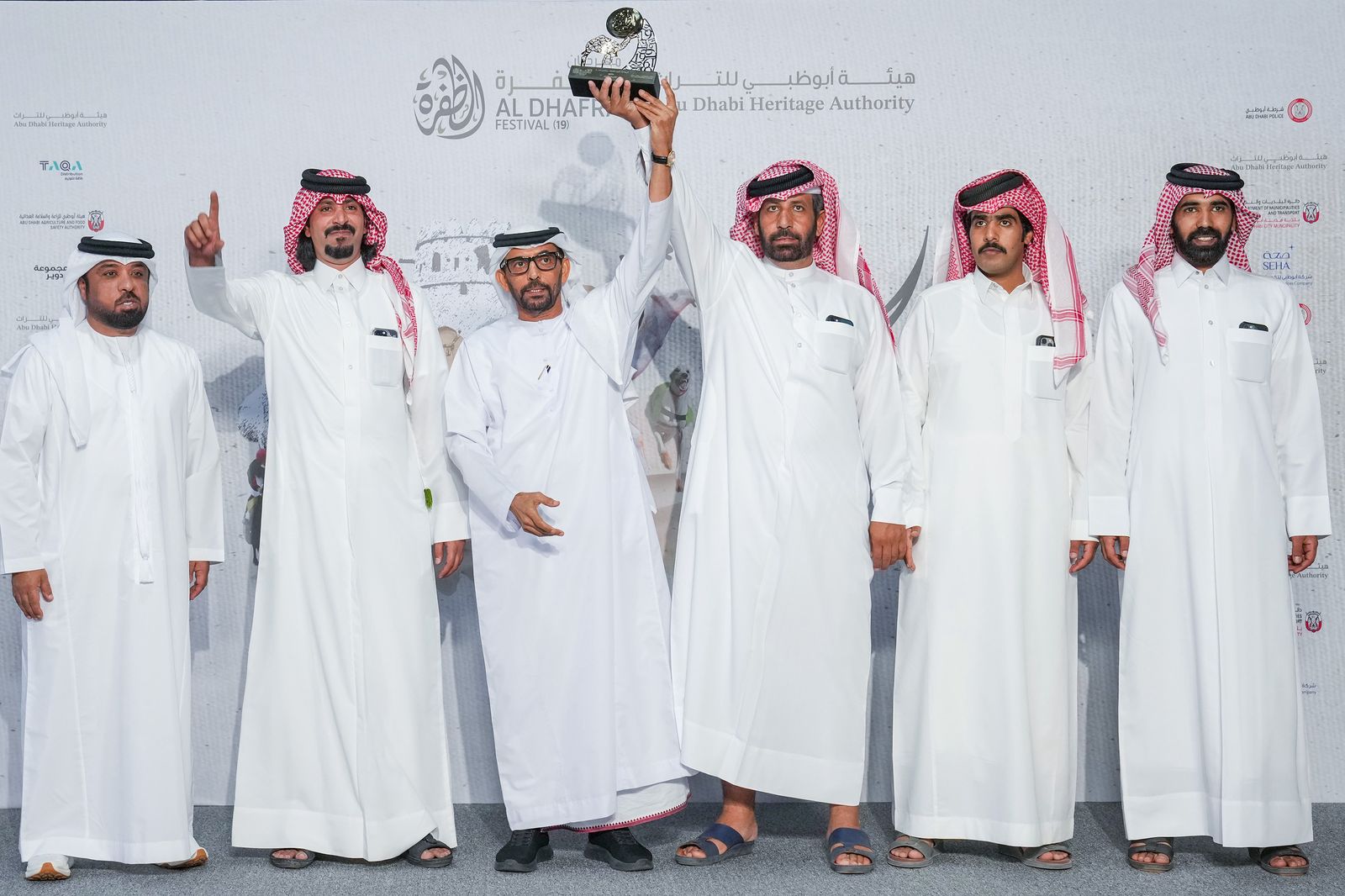 تتويج الفائزين في أشواط سن الحقايق في مزاينة رزين بمهرجان الظفرة