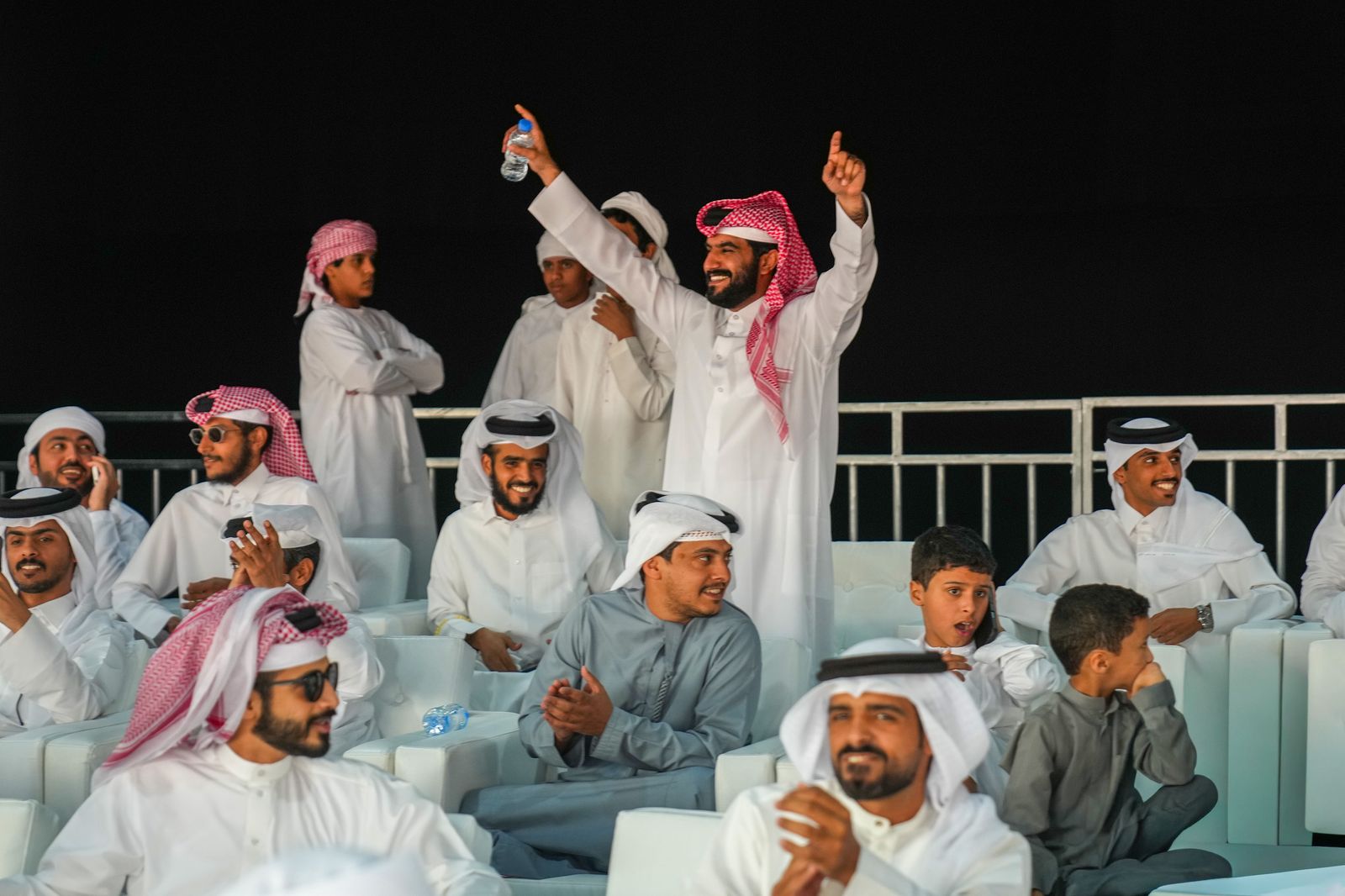 تتويج الفائزين في أشواط سن الحقايق في مزاينة رزين بمهرجان الظفرة