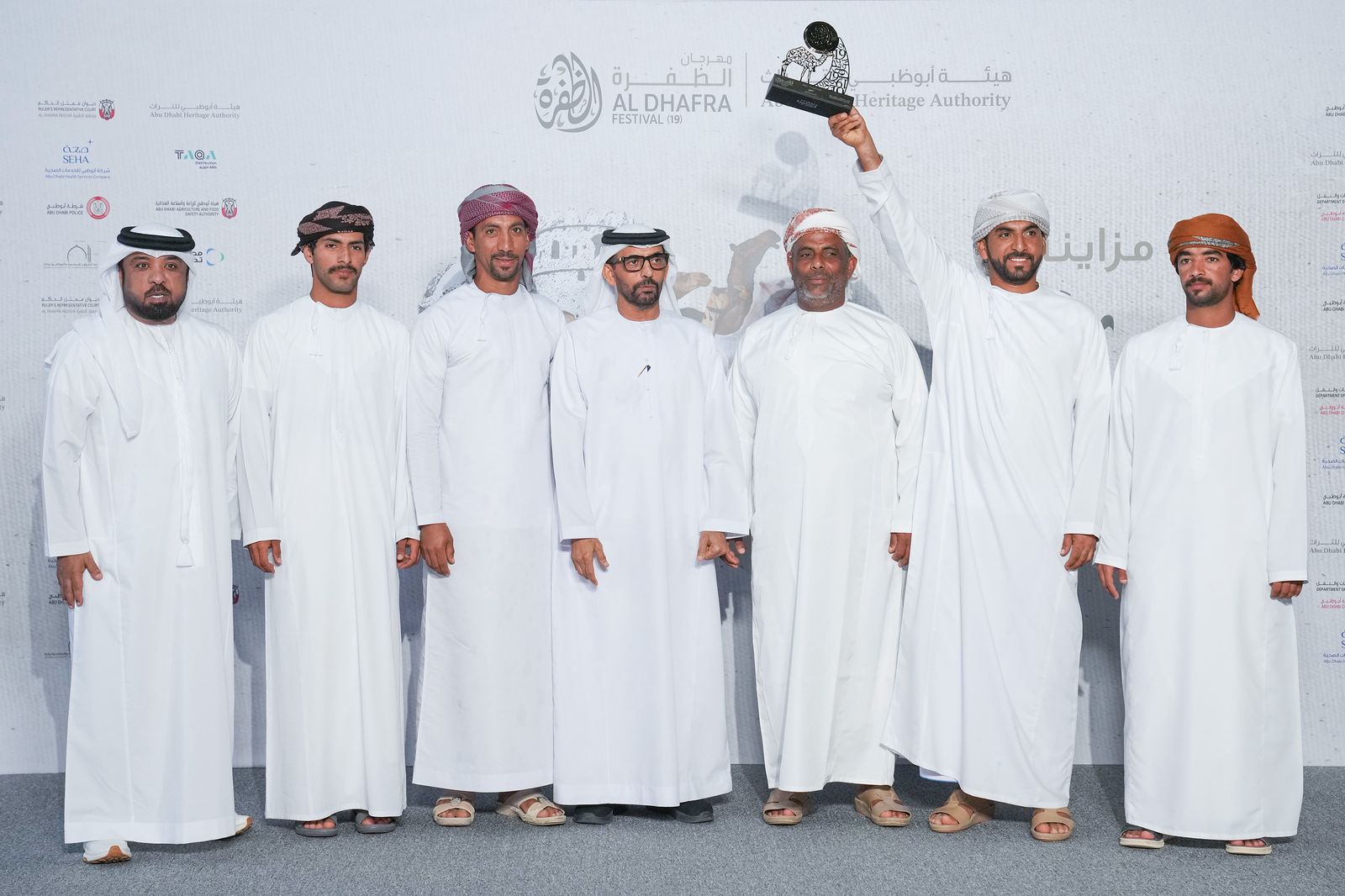 تتويج الفائزين في أشواط سن الحقايق في مزاينة رزين بمهرجان الظفرة