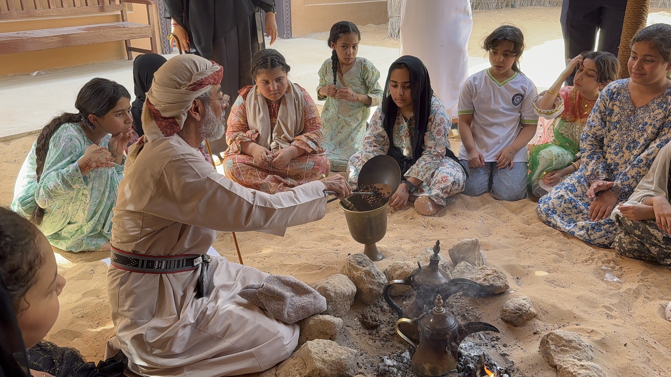 جيل جديد يبدأ بتعلّم الصقارة وفراسة الصحراء في الموسم العاشر لمدرسة محمد بن زايد