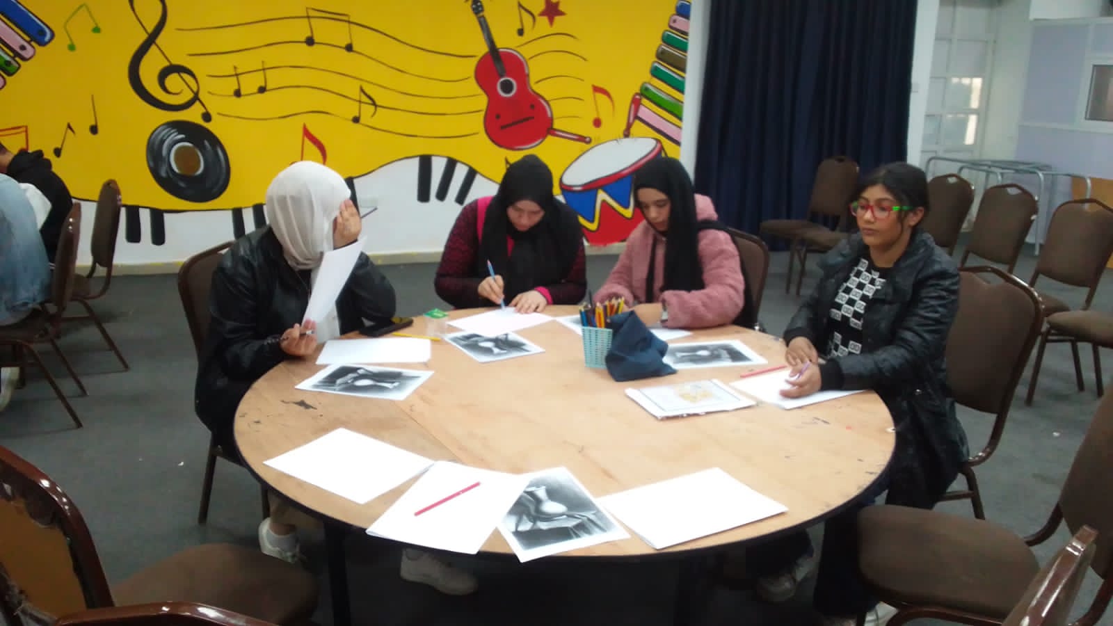 تواصل الفعاليات التدريبية لدورة  أساسيات الرسم الواقعي في مركز شباب وشابات حي الأمير محمد 