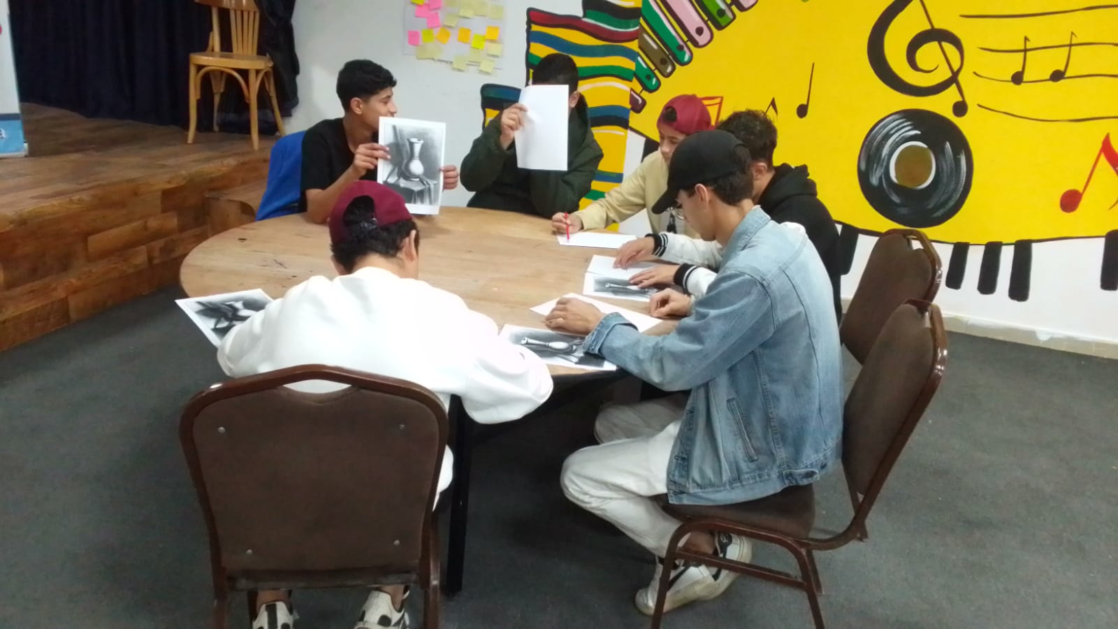 تواصل الفعاليات التدريبية لدورة  أساسيات الرسم الواقعي في مركز شباب وشابات حي الأمير محمد 