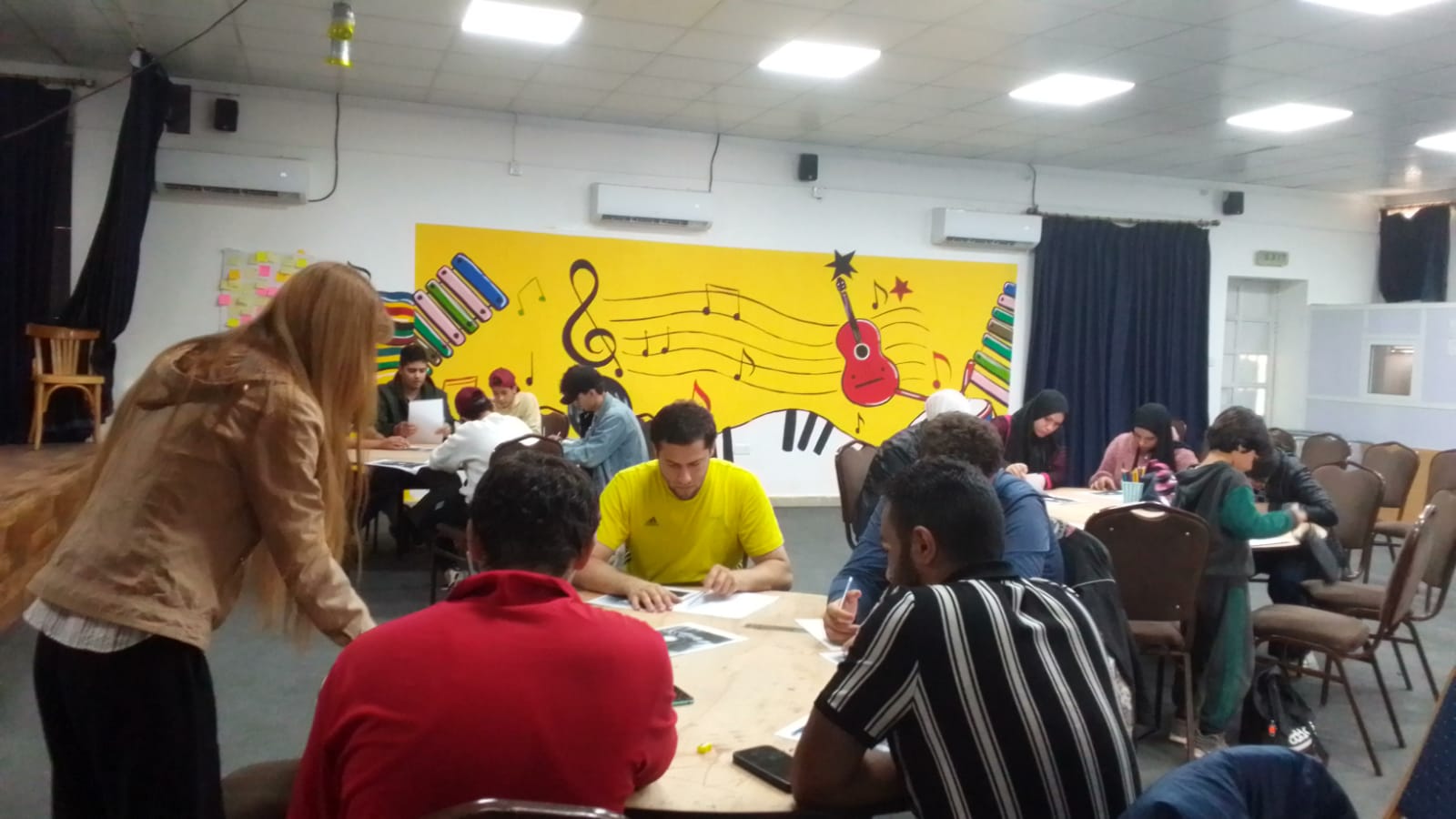 تواصل الفعاليات التدريبية لدورة  أساسيات الرسم الواقعي في مركز شباب وشابات حي الأمير محمد 