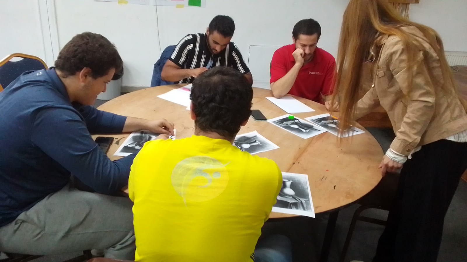 تواصل الفعاليات التدريبية لدورة  أساسيات الرسم الواقعي في مركز شباب وشابات حي الأمير محمد 