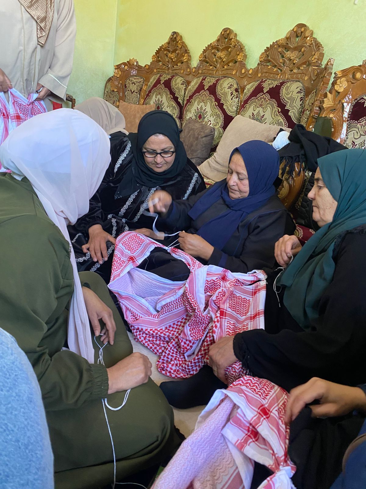 هيئة شباب كلنا الأردن تطلق دورة تهديب الشماغ لعشرين فتاة في مادبا