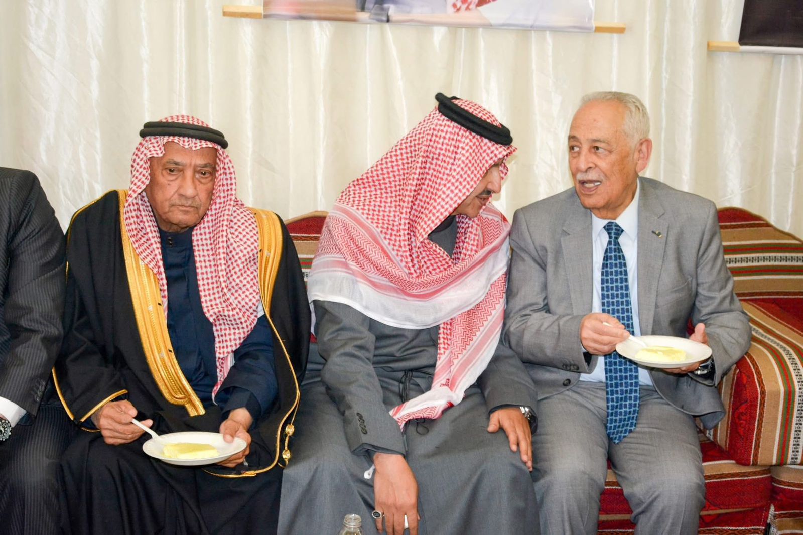 مأدبة عشاء احتفاءً بزيارة رئيس الديوان الملكي وعدد من أصحاب المعالي في ديوان قبيلة بني عطية بالخالدية