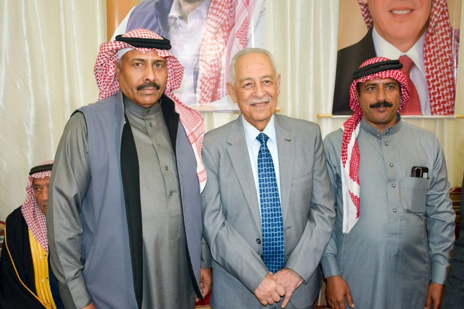 مأدبة عشاء احتفاءً بزيارة رئيس الديوان الملكي وعدد من أصحاب المعالي في ديوان قبيلة بني عطية بالخالدية