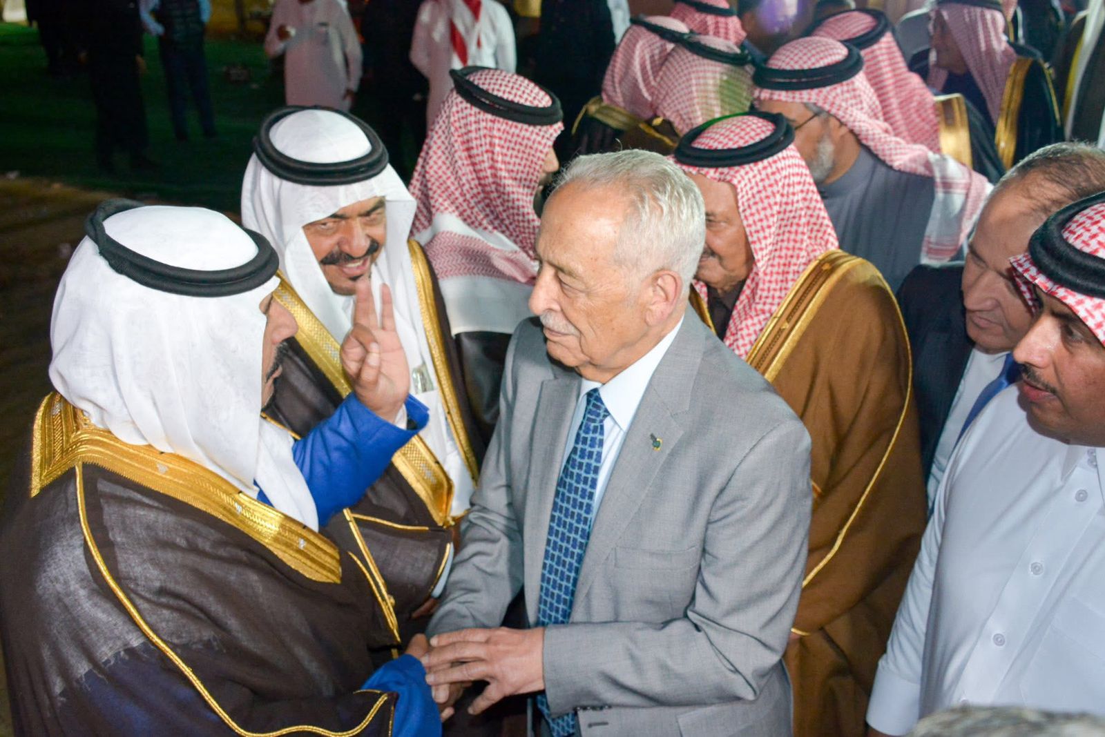 مأدبة عشاء احتفاءً بزيارة رئيس الديوان الملكي وعدد من أصحاب المعالي في ديوان قبيلة بني عطية بالخالدية