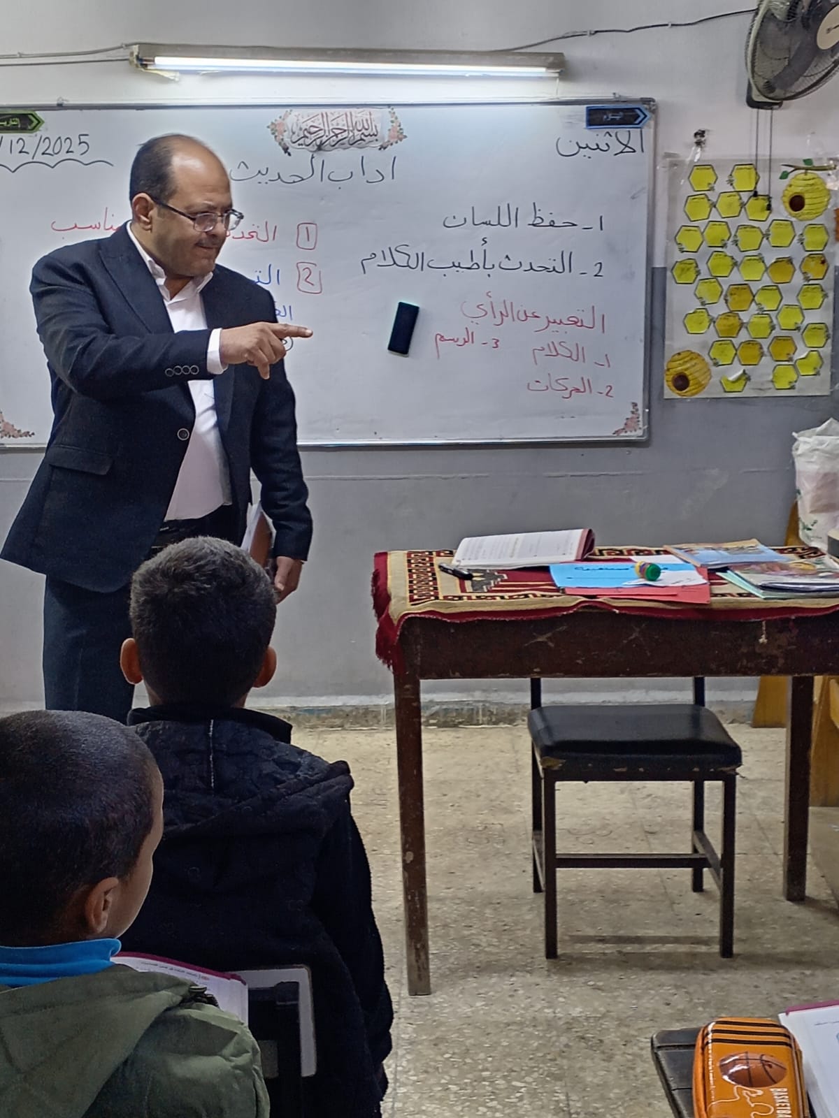 أبو الفول يشارك طلبة مدرسة الرحيل الأساسية الثانية المختلطة فعاليات الطابور الصباحي