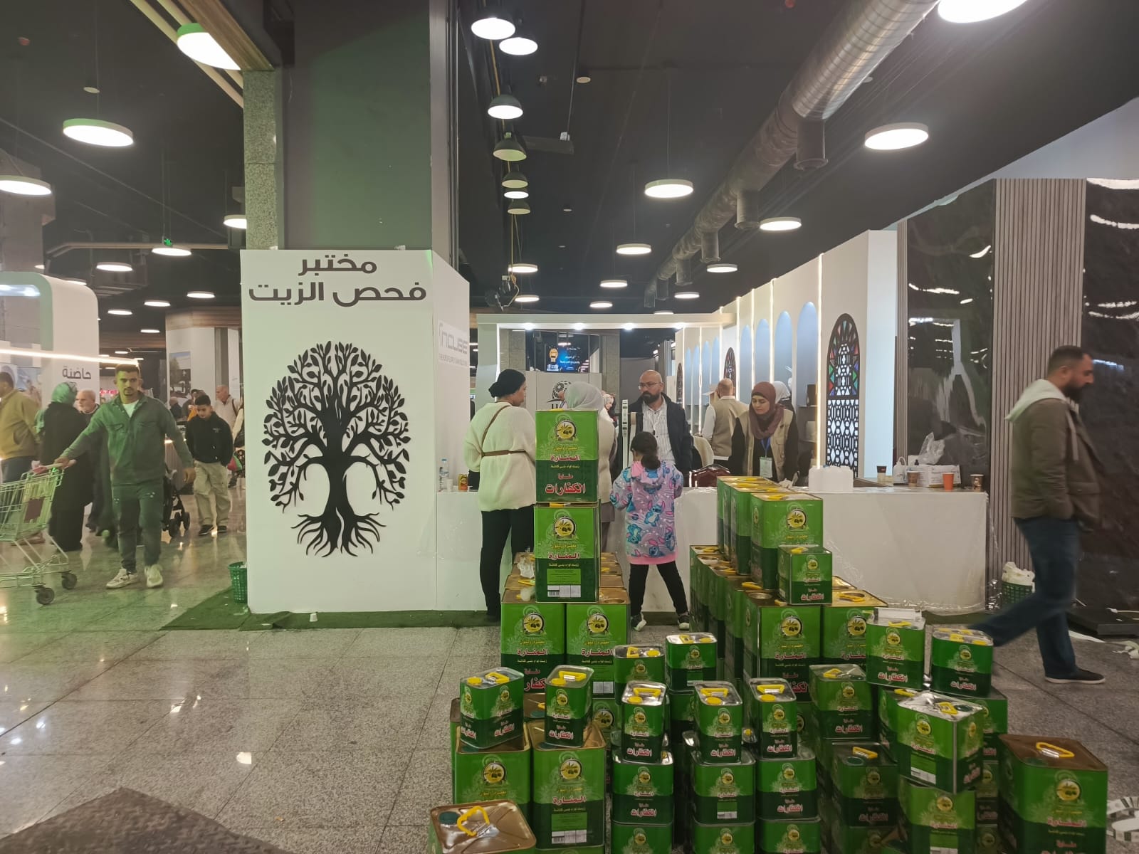 وزارة الزراعة: إقبال شديد على شراء زيت الزيتون وتعزيز فرق فحص الزيت في أرض المهرجان