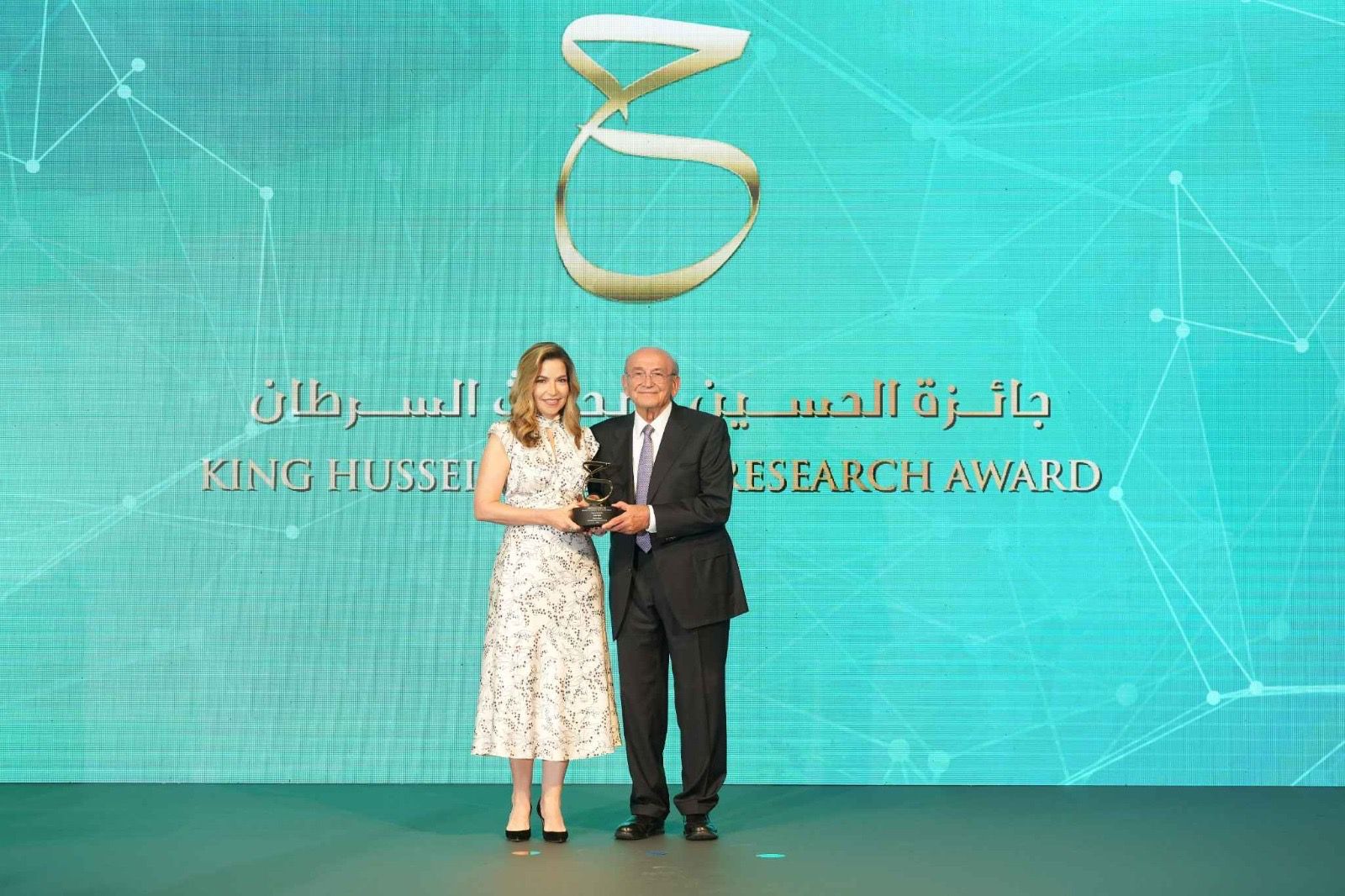 تكريم البنك العربي لرعايته البلاتينية لجائزة الحسين لأبحاث السرطان لعام 2025