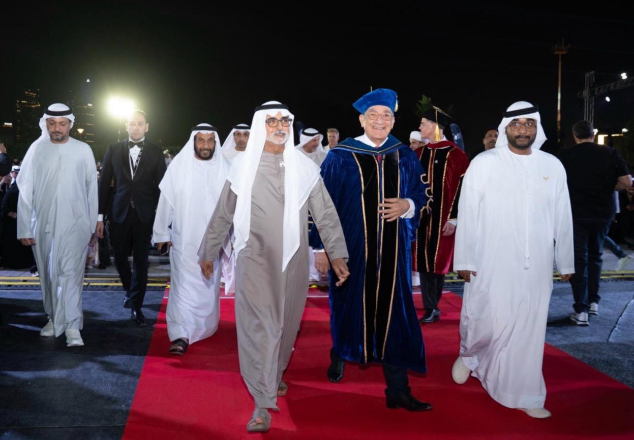 نهيان بن مبارك يشهد حفل تخريج الدفعة الـ14 دفعة غينيس في الجامعة الأمريكية في الإمارات AUE