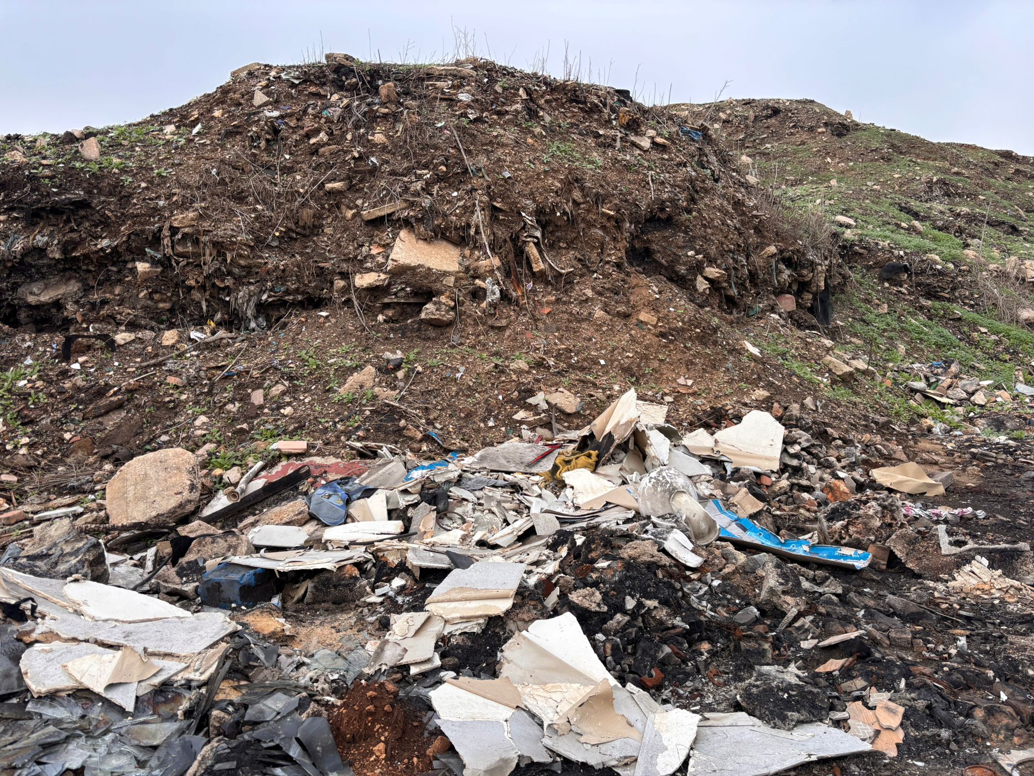 قلقيلية: سلطة جودة البيئة تتابع مكباً للنفايات عشوائياً مغلقاً في جيوس  وتبحث آليات التخلص الآمن منه