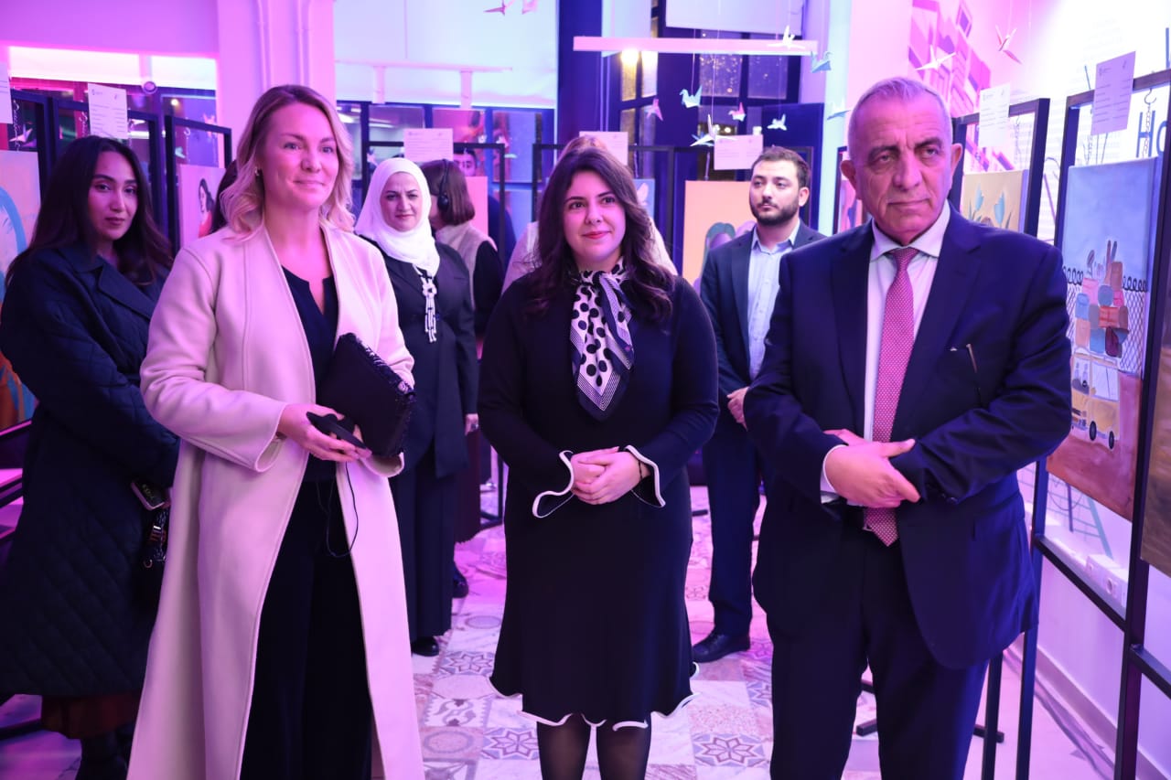 وزير الثقافة يفتتح معرض ما وراء الإطار – فراشي من أجل الحرية ويشيد بإبداع الأطفال والشباب