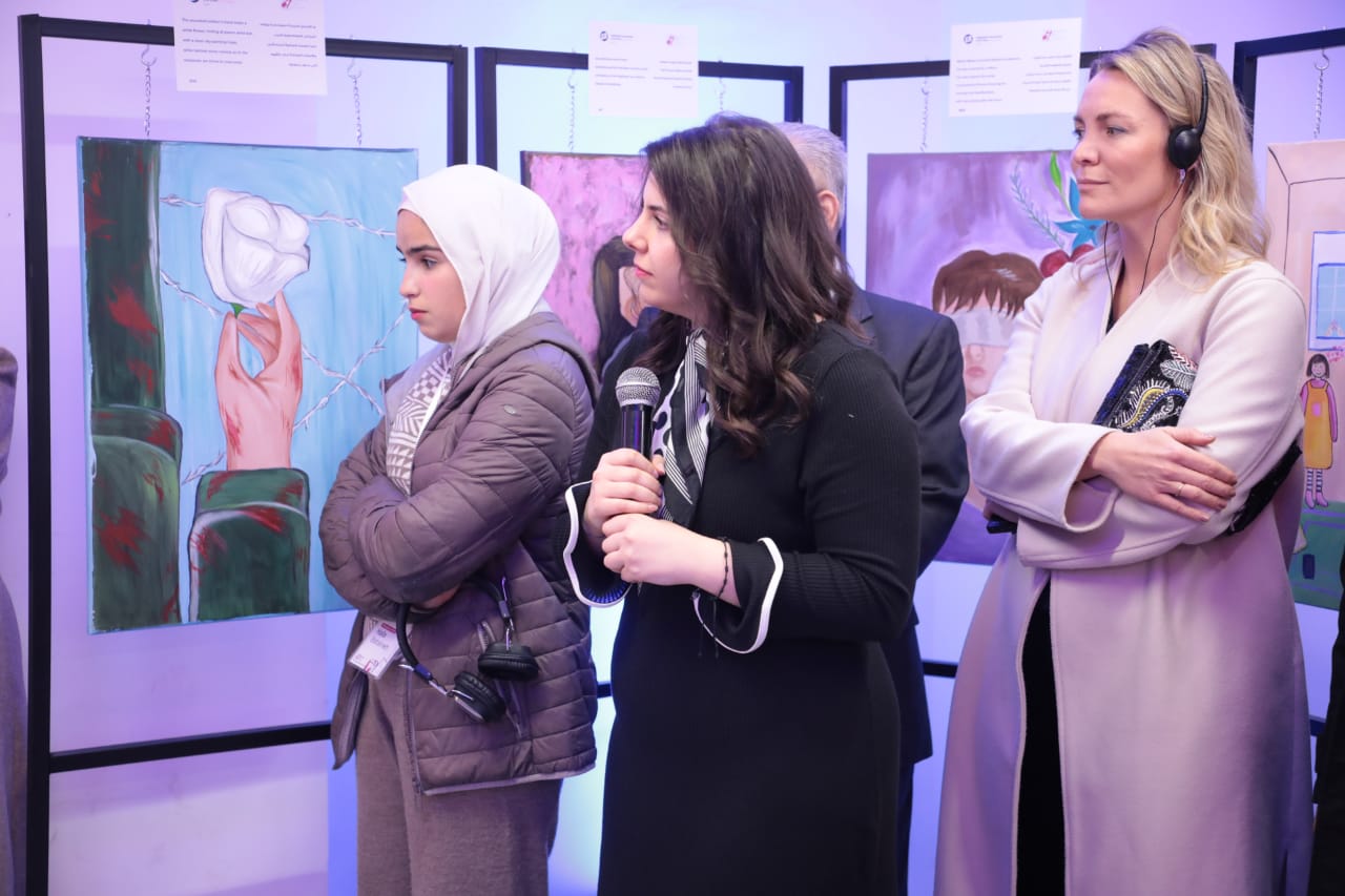 وزير الثقافة يفتتح معرض ما وراء الإطار – فراشي من أجل الحرية ويشيد بإبداع الأطفال والشباب