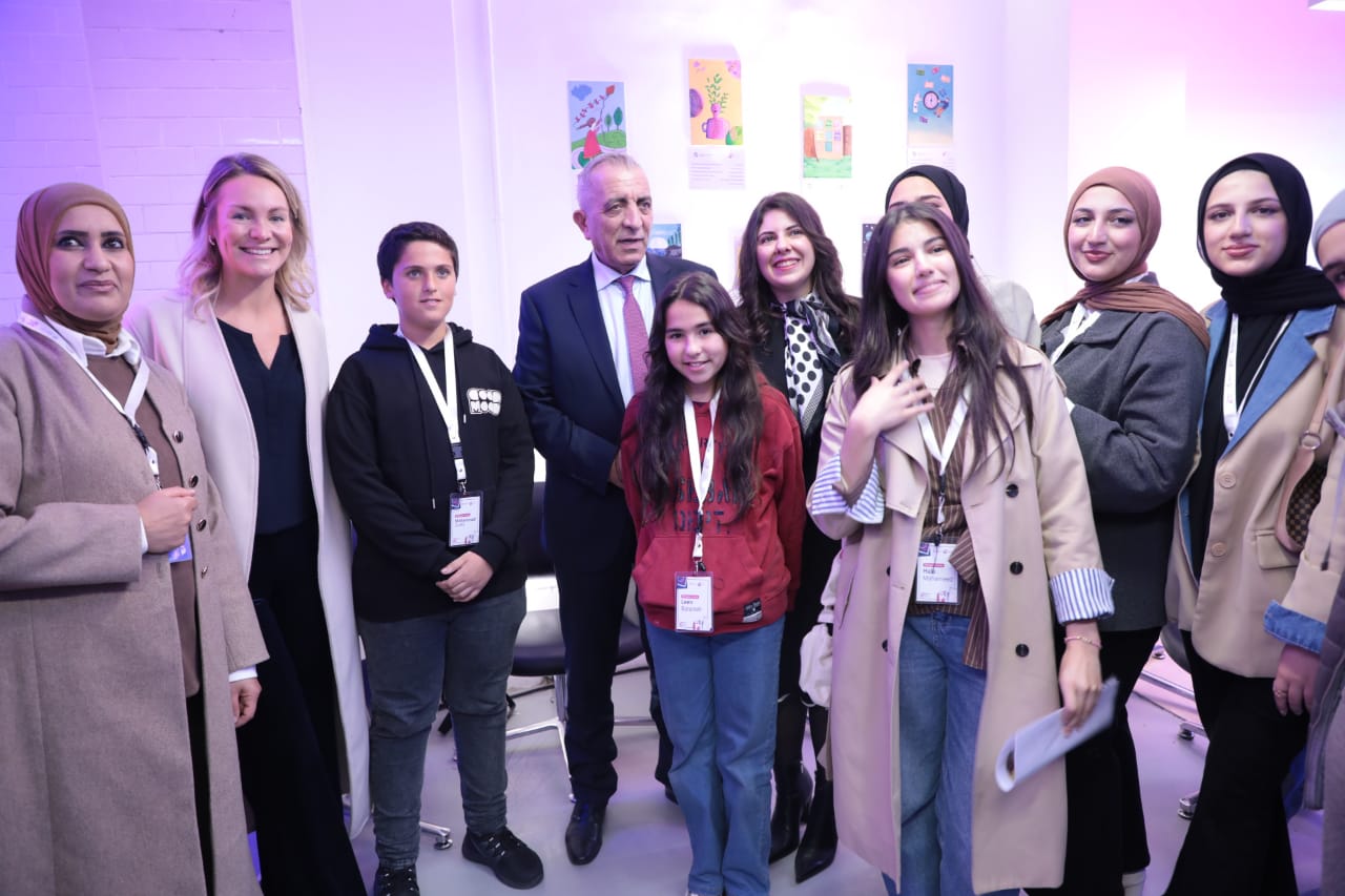 وزير الثقافة يفتتح معرض ما وراء الإطار – فراشي من أجل الحرية ويشيد بإبداع الأطفال والشباب