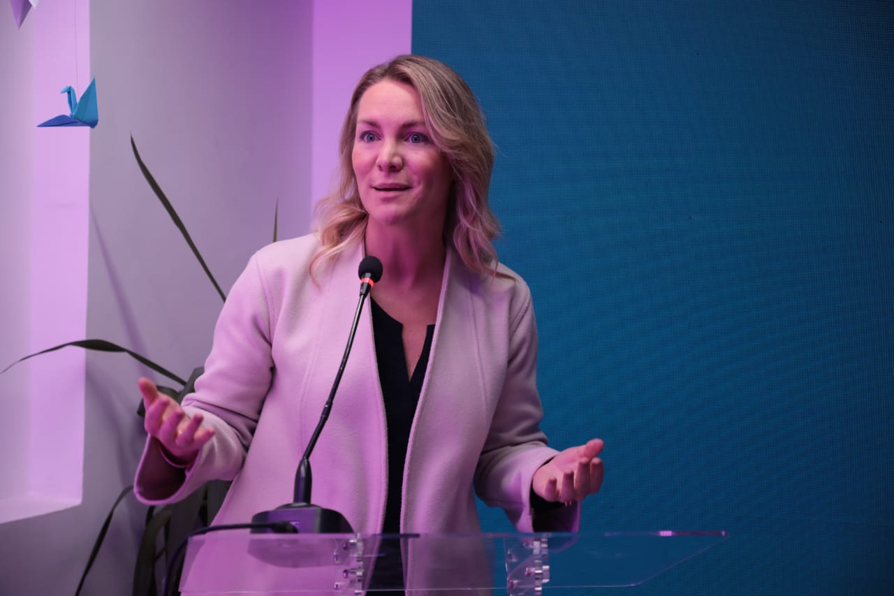 وزير الثقافة يفتتح معرض ما وراء الإطار – فراشي من أجل الحرية ويشيد بإبداع الأطفال والشباب