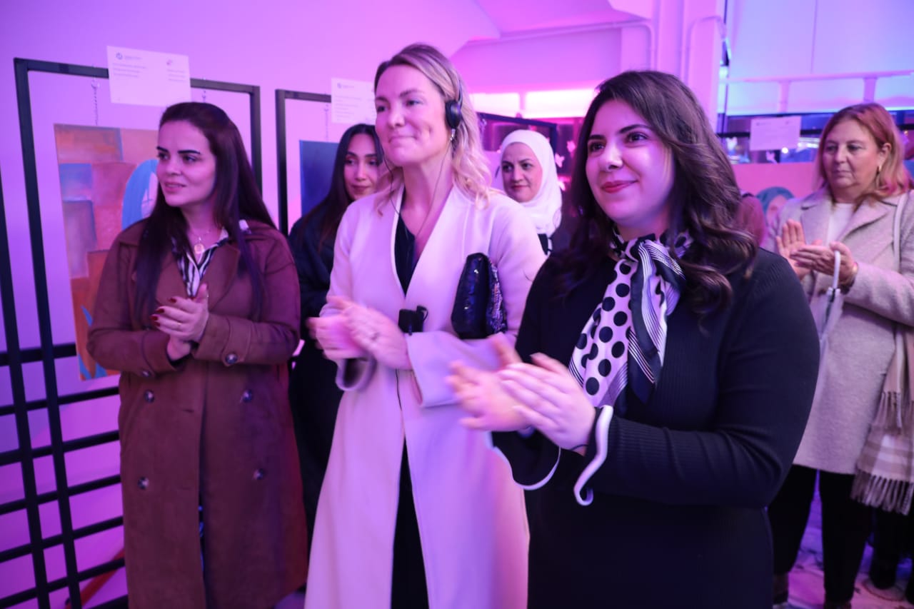 وزير الثقافة يفتتح معرض ما وراء الإطار – فراشي من أجل الحرية ويشيد بإبداع الأطفال والشباب