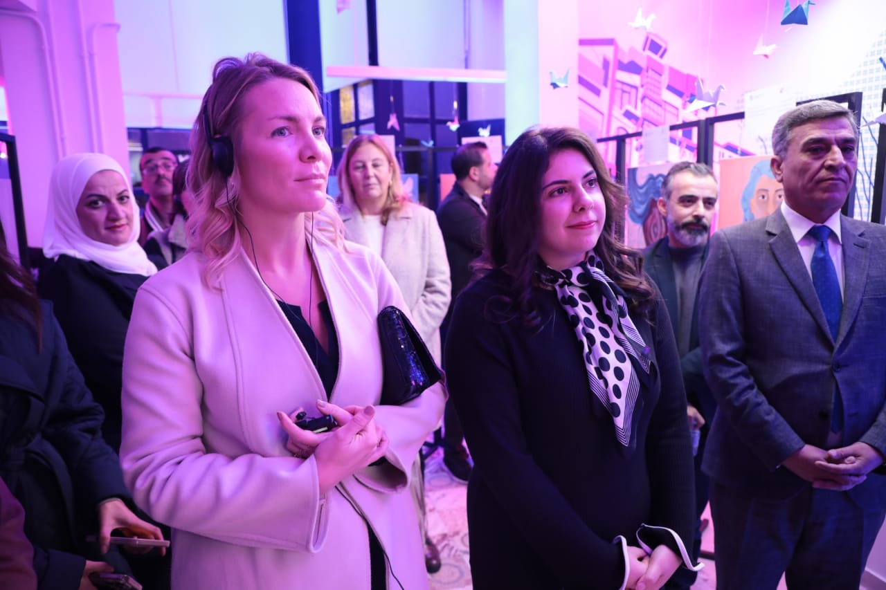 وزير الثقافة يفتتح معرض ما وراء الإطار – فراشي من أجل الحرية ويشيد بإبداع الأطفال والشباب