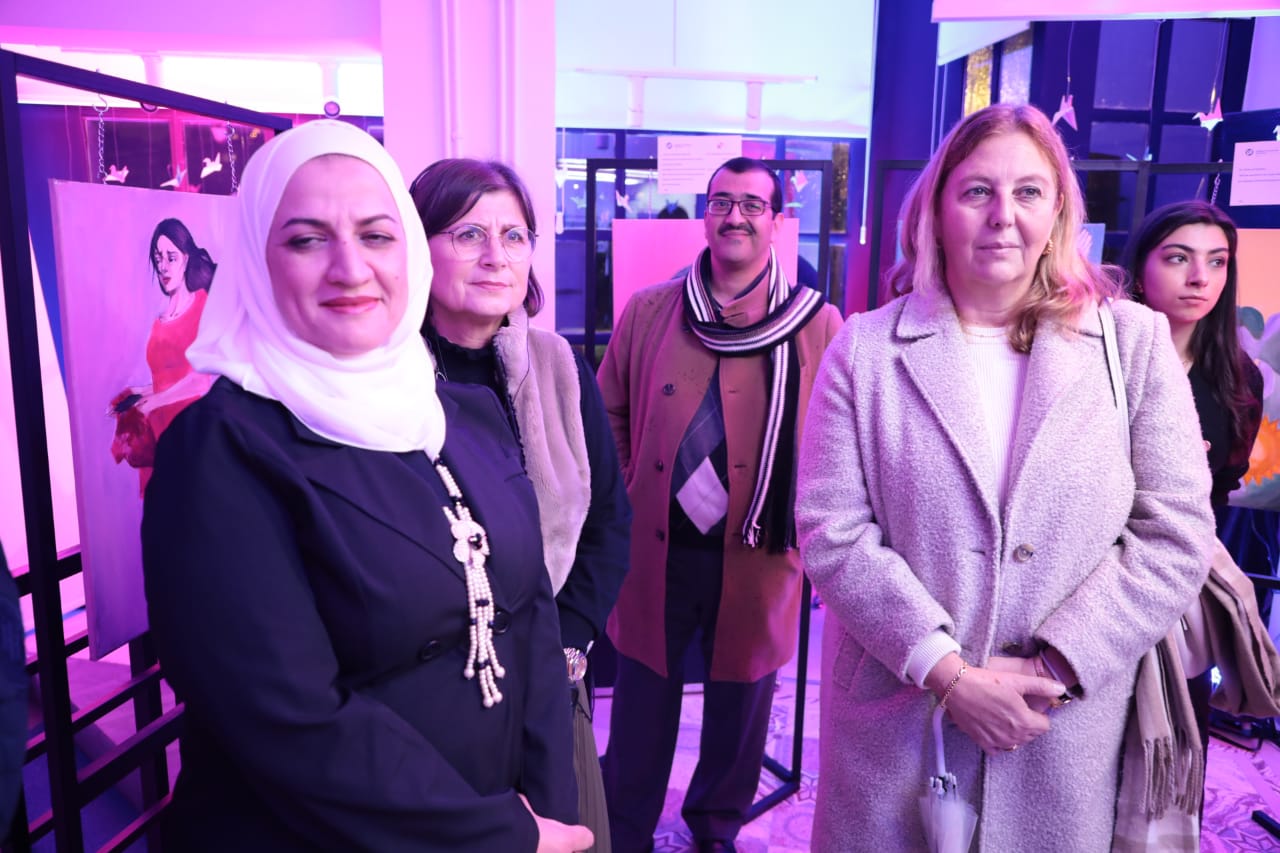 وزير الثقافة يفتتح معرض ما وراء الإطار – فراشي من أجل الحرية ويشيد بإبداع الأطفال والشباب