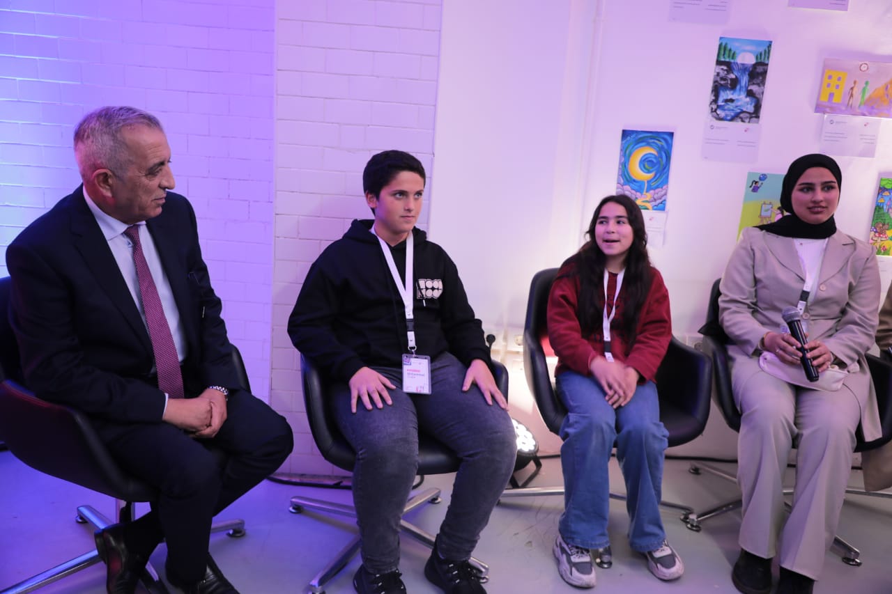 وزير الثقافة يفتتح معرض ما وراء الإطار – فراشي من أجل الحرية ويشيد بإبداع الأطفال والشباب