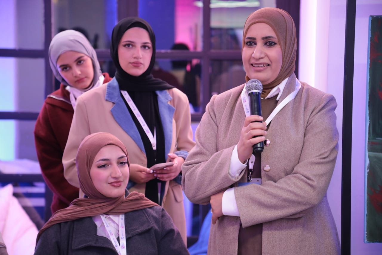 وزير الثقافة يفتتح معرض ما وراء الإطار – فراشي من أجل الحرية ويشيد بإبداع الأطفال والشباب