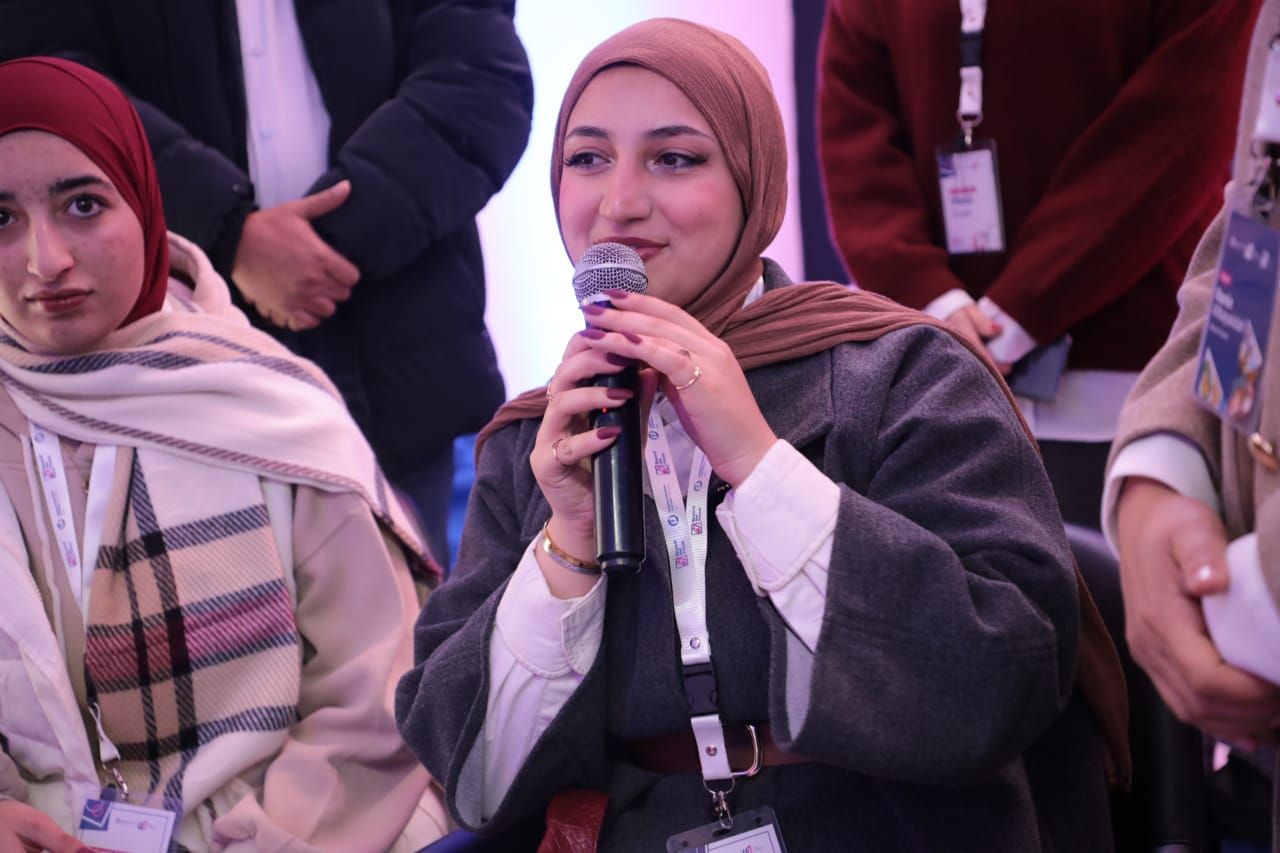 وزير الثقافة يفتتح معرض ما وراء الإطار – فراشي من أجل الحرية ويشيد بإبداع الأطفال والشباب