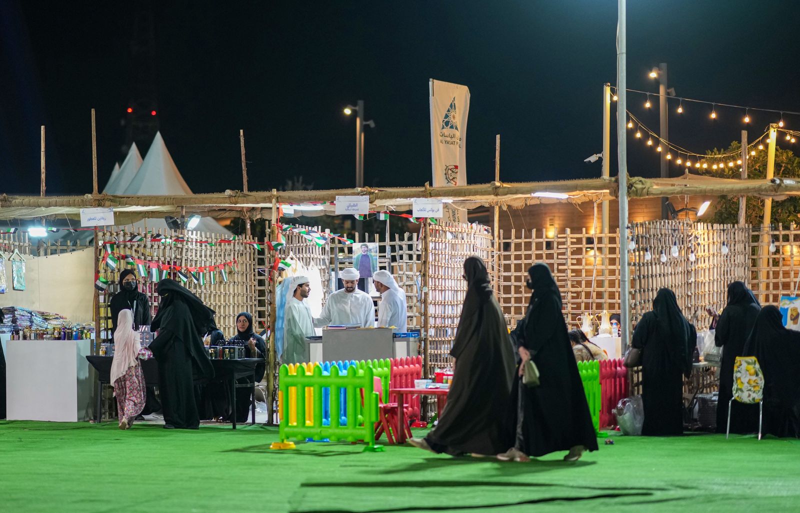 السوق الشعبي في مهرجان الياسات… لوحة تراثية تنبض بالحياة