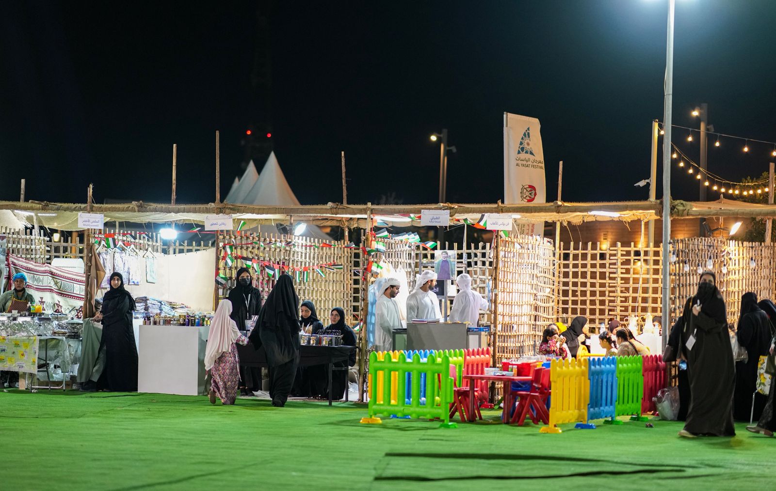 السوق الشعبي في مهرجان الياسات… لوحة تراثية تنبض بالحياة