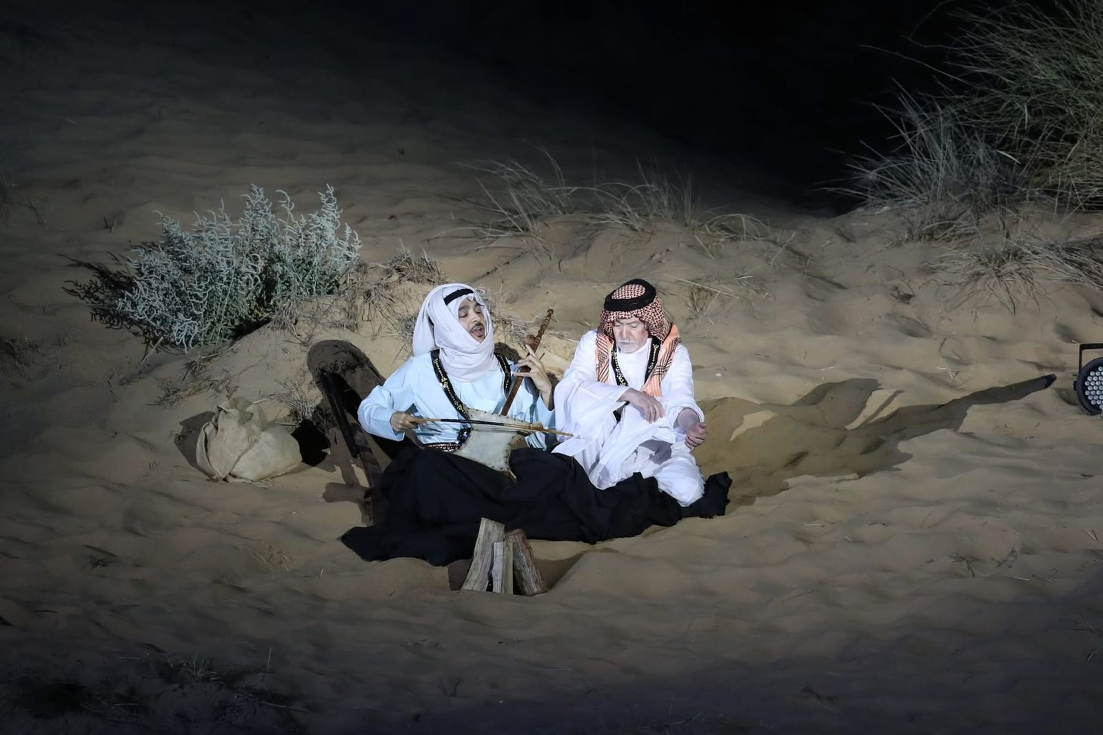 عرض مسرحية ليلى ومئة ليلة،  خلال مهرجان الشارقة للمسرح الصحراوي