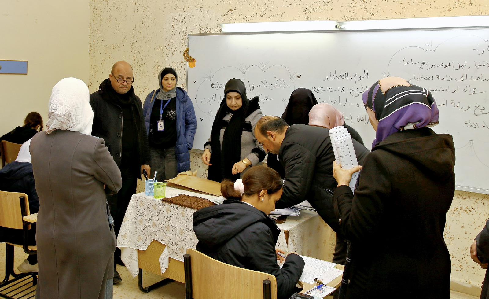 الحباشنة وفريق من إدارة التعليم العام يتفقدان سير الامتحانات الوزارية في مدرسة الملك عبدالله الثاني للتميز-معان