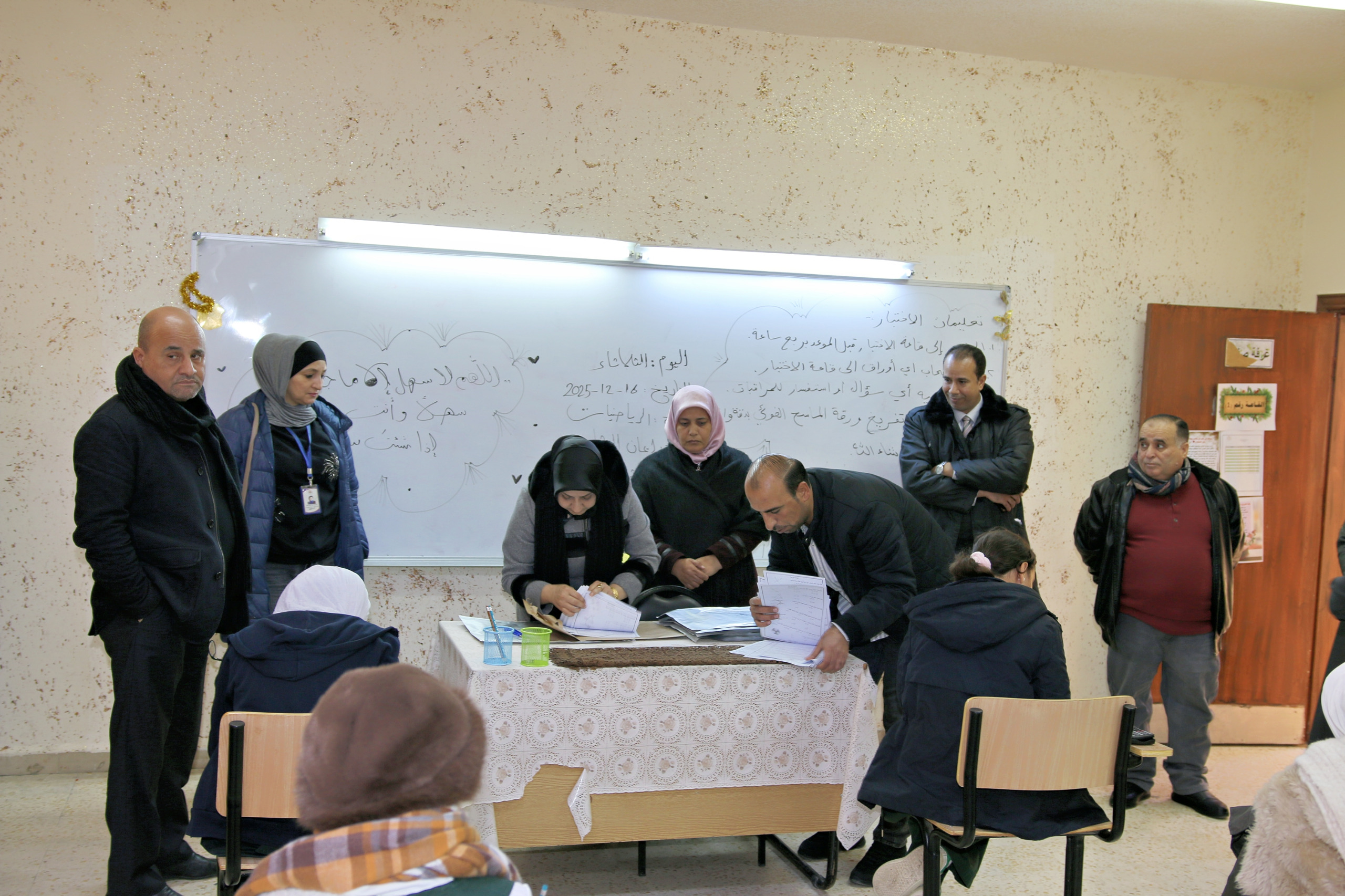 الحباشنة وفريق من إدارة التعليم العام يتفقدان سير الامتحانات الوزارية في مدرسة الملك عبدالله الثاني للتميز-معان