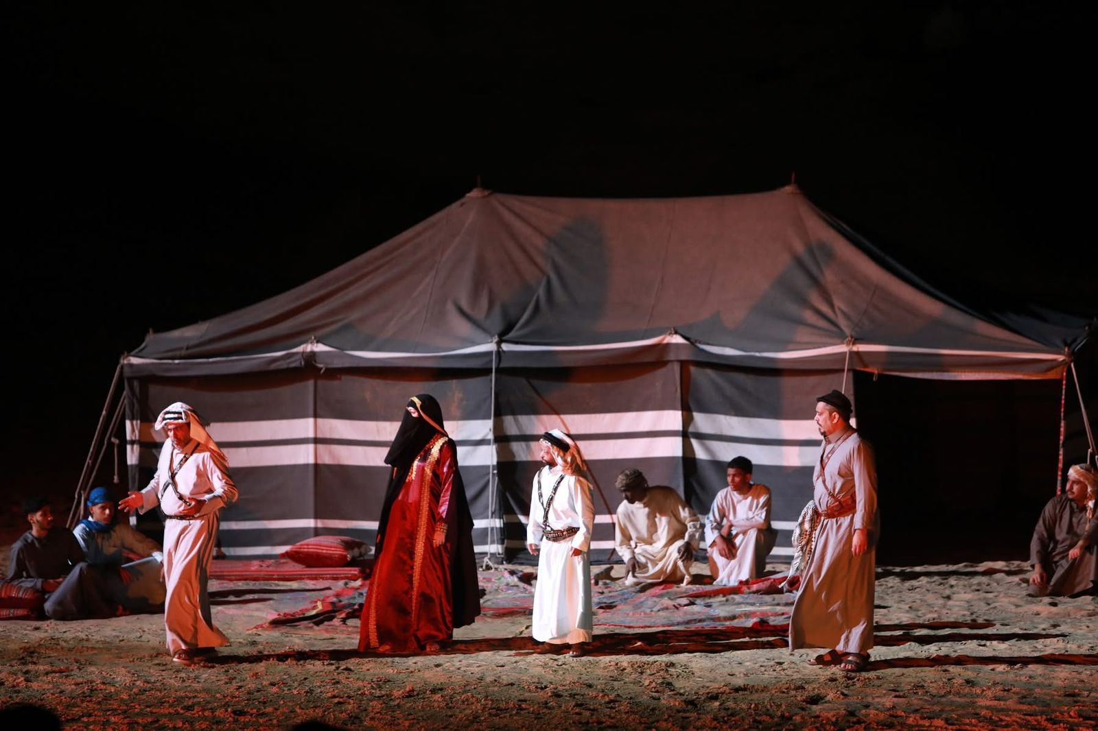 عرض مسرحية ليلى ومئة ليلة،  خلال مهرجان الشارقة للمسرح الصحراوي