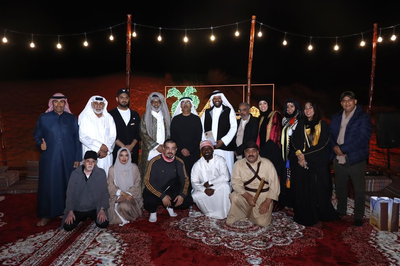عرض مسرحية ليلى ومئة ليلة،  خلال مهرجان الشارقة للمسرح الصحراوي